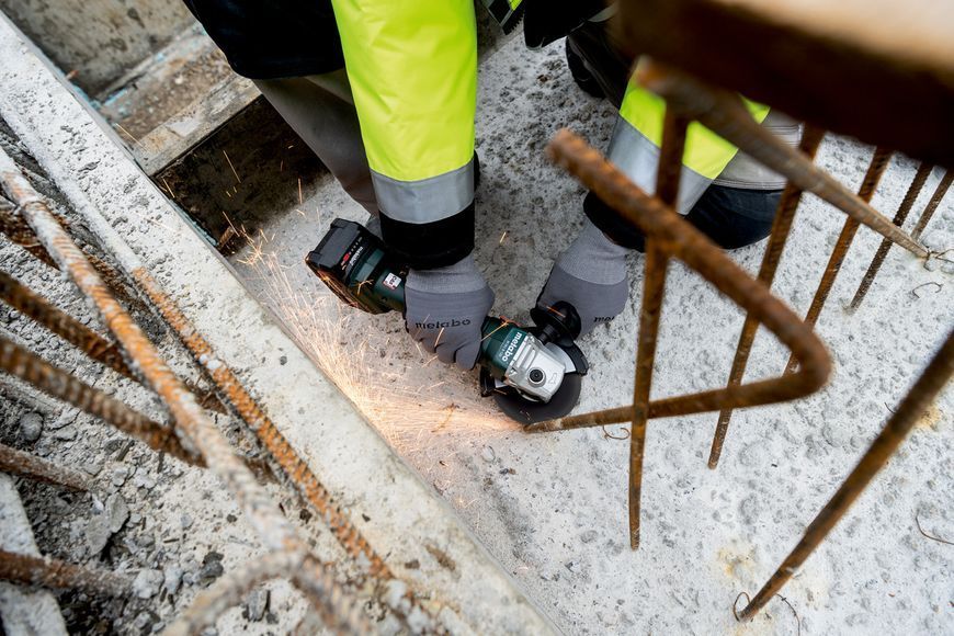 Аккумуляторная болгарка Metabo W 18 L 9-125 Quick каркас в кейсе 602249840 фото