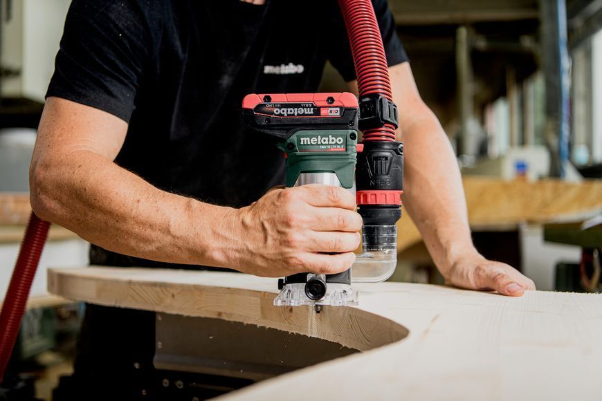 Аккумуляторный кромочный фрезер Metabo FMV 18 LTX BL 8 2х4.0 Ач 601742800 фото