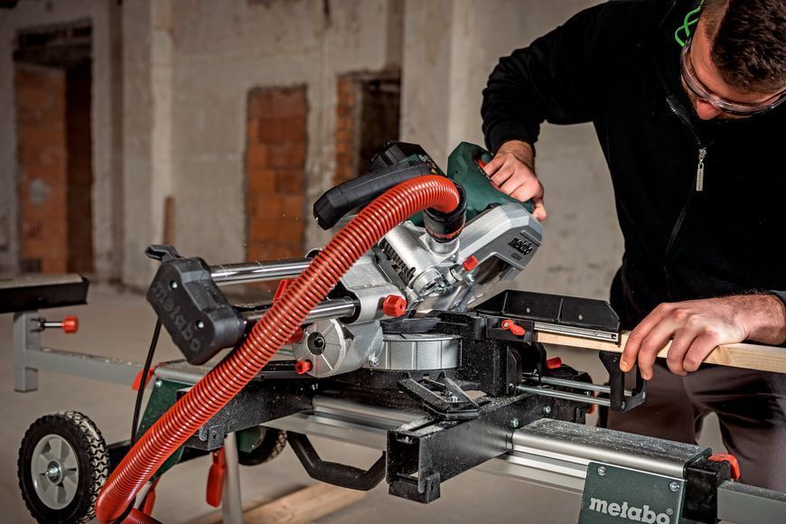 Торцювальна пила з протяжкою Metabo KGS 216 M 613216000 фото