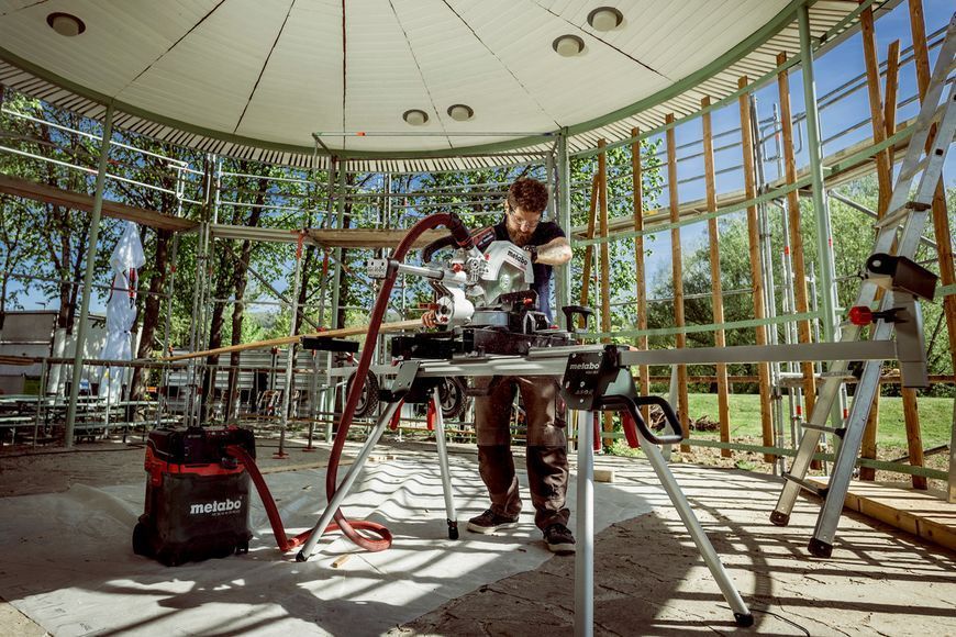Акумуляторна торцювальна пила з протяжкою Metabo KGS 18 LTX BL 254 2х8.0 Аг 614254810 фото