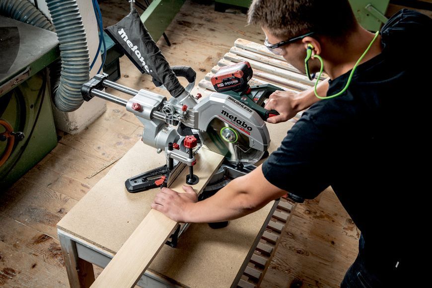 Акумуляторна торцювальна пила з протяжкою Metabo KGS 18 LTX BL 254 2х8.0 Аг 614254810 фото