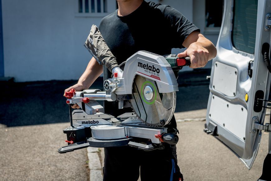 Акумуляторна торцювальна пила з протяжкою Metabo KGS 18 LTX BL 305 каркас 614305850 фото