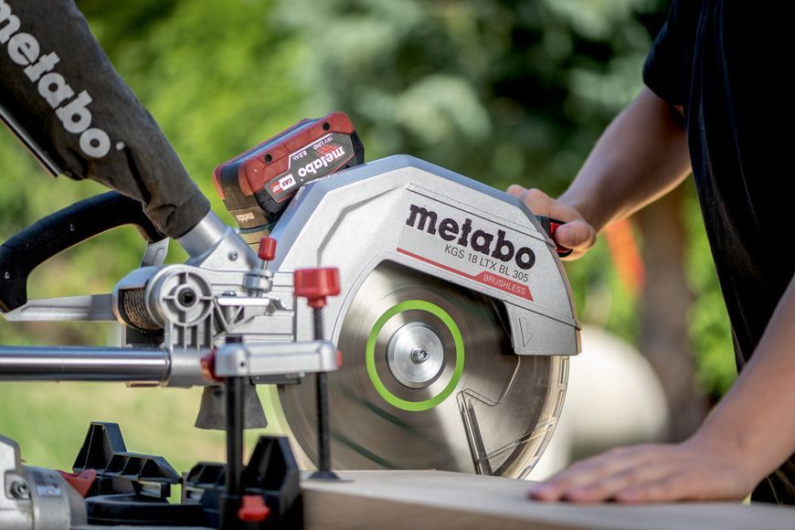 Акумуляторна торцювальна пила з протяжкою Metabo KGS 18 LTX BL 305 каркас 614305850 фото