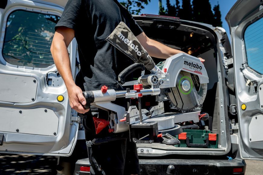 Акумуляторна торцювальна пила з протяжкою Metabo KGS 18 LTX BL 305 каркас 614305850 фото
