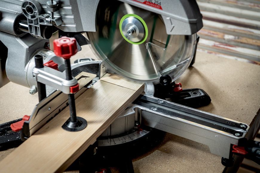 Акумуляторна торцювальна пила з протяжкою Metabo KGS 18 LTX BL 305 каркас 614305850 фото