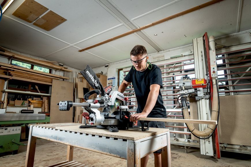 Акумуляторна торцювальна пила з протяжкою Metabo KGS 18 LTX BL 305 2х8.0 Аг 614305810 фото