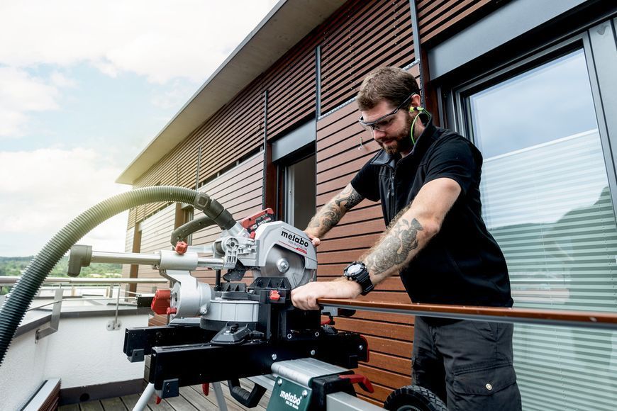 Акумуляторна торцювальна пила з протяжкою Metabo KGS 18 LTX BL 216 1х4.0 Аг 614216920 фото